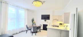 Spacious 3 bed flat near the sea with parking